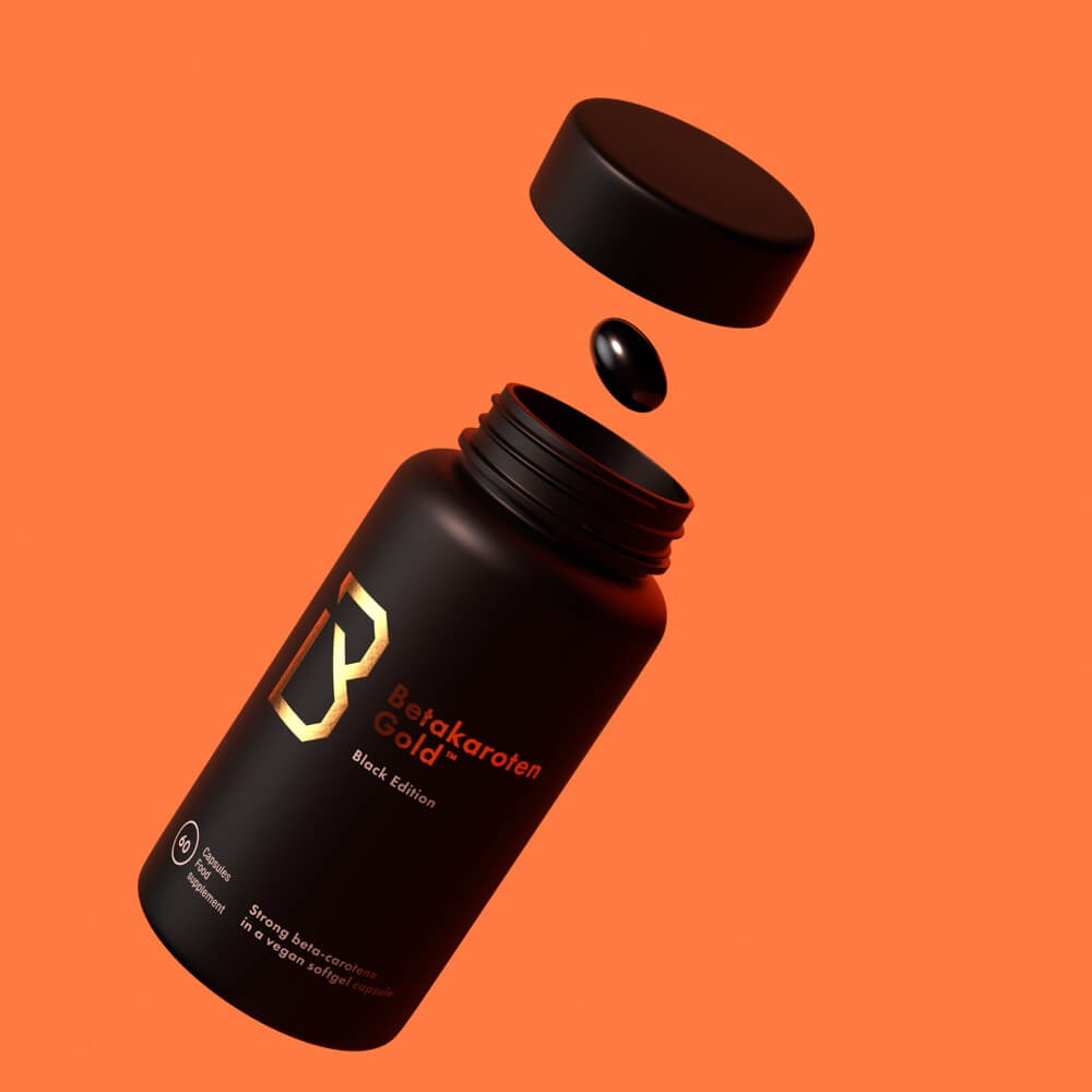 Open Betakaroten Gold Black bottle with a softgel capsule
