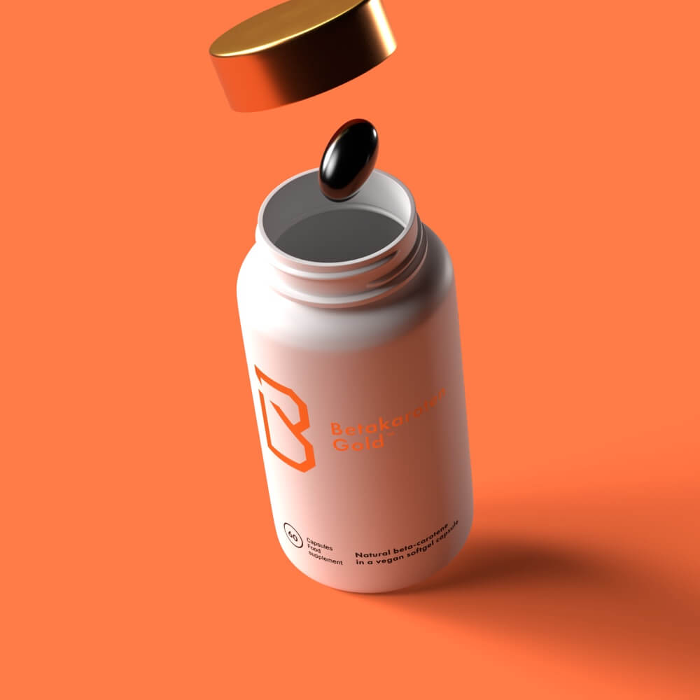 Open Betakaroten Gold Original bottle with a softgel capsule